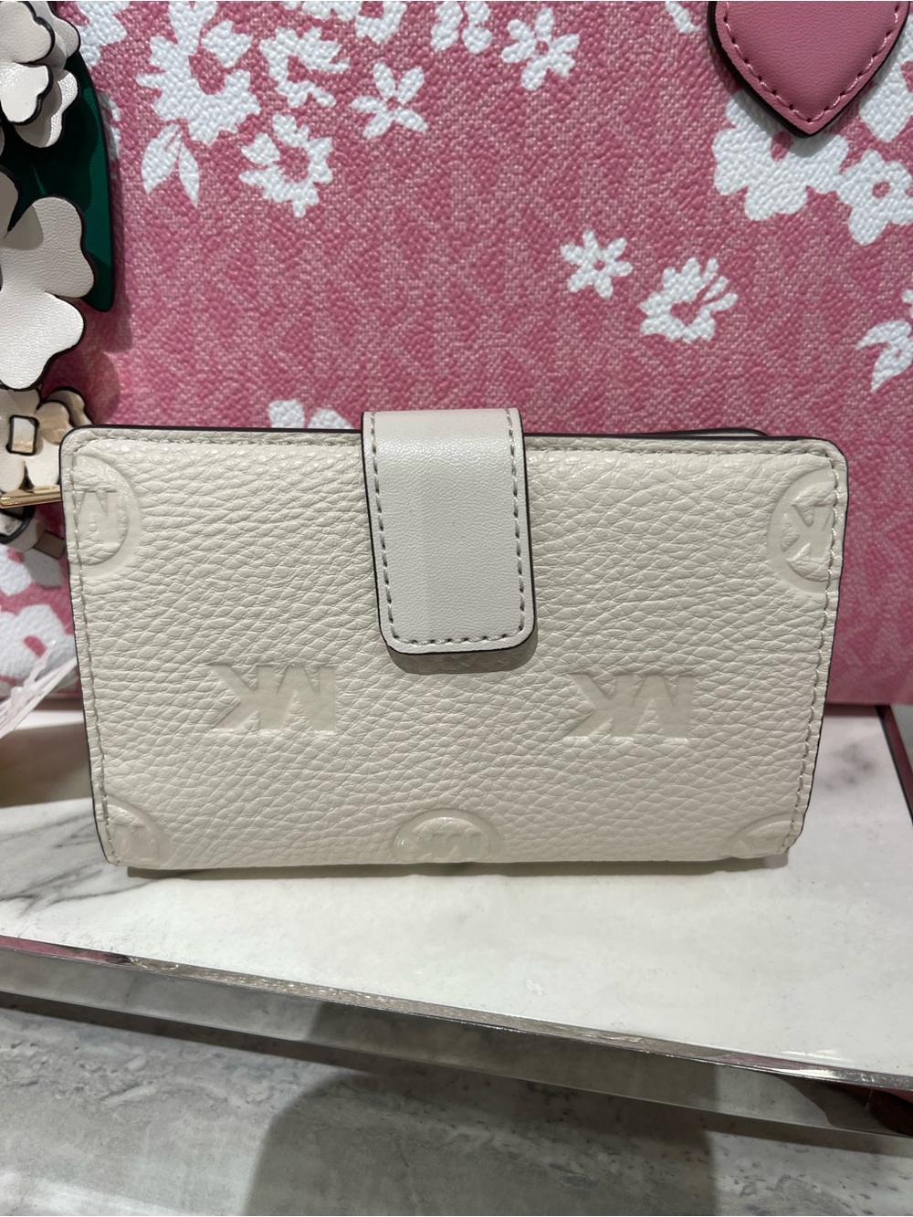 Michael Kors Jet Set Travel Med MK Logo Debossed Bifold Wallet
Light Cream
NWT - Picture 2 of 16